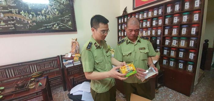 Lực lượng chức năng kiểm tra, phát hiện sản phẩm bảo vệ sức khỏe có nhãn Bổ tì ích nhi mà Công ty Phúc Sinh Đường đang phân phối là hàng xâm phạm quyền nhãn hiệu