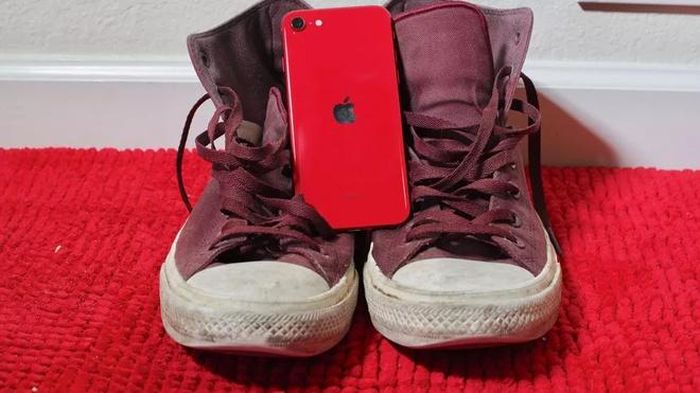  Xu thế smartphone hiện nay ngày càng lớn, do vậy thiết bị nhỏ gọn như iPhone SE đời đầu không còn được chuộng. Ảnh: Cnet. 