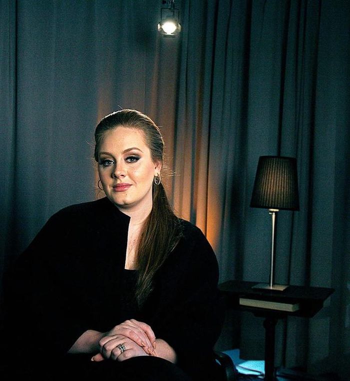  Âm nhạc của Adele như nói lên tiếng lòng của những người đau đớn vì tình yêu. Bởi thế, khán giả gọi cô là “Nữ hoàng của những trái tim tan vỡ”. Chuỗi ca khúc của Adele không chỉ là một câu chuyện tình buồn, chất chứa toàn nỗi đau, mà còn là ký ức đẹp của bản thân với người mình từng yêu. Cô đã cất tiếng hát Send My Love như lời dặn dò hãy đối xử tốt với người yêu mới, hay Someone Like You để cầu chúc người cũ có tình yêu trọn vẹn. 