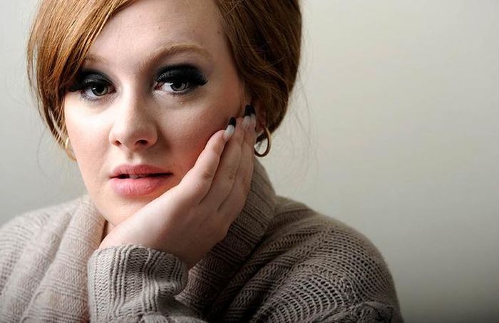  Trong mắt bạn bè, đồng nghiệp hay kể cả công chúng, Adele luôn là người trưởng thành, mạnh mẽ trong giới giải trí đầy rẫy thị phi, xô bồ. Cô cũng thường tỏ ra là người vừa hóm hỉnh, vừa sâu sắc thông qua những lần giao lưu với khán giả trên sân khấu. 