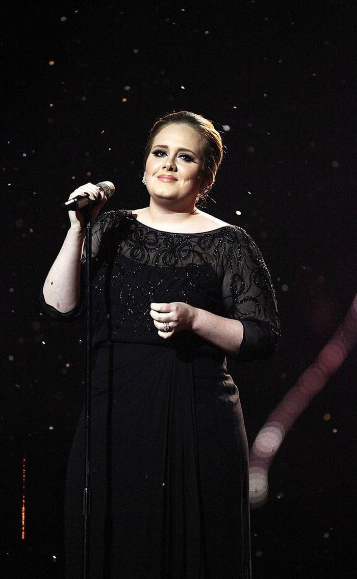  Cô chinh phục những đôi tai khó tính bằng loạt album 19 (2008), 21 (2011) và gần nhất là 25 (2015). Adele đã luôn cho người hâm mộ thấy không chỉ bản thân cô trưởng thành, mà âm nhạc của nữ ca sĩ cũng dần trở nên chín chắn. “Tôi không dùng ca khúc Hello để nói về người cũ. Nếu có, tôi nghĩ rằng anh ấy cũng sẽ cảm thấy ổn thôi. Bởi hiện tại, chúng tôi đều đã bước vào giai đoạn ổn thỏa với cuộc sống riêng của mỗi người”, Adele chia sẻ. 