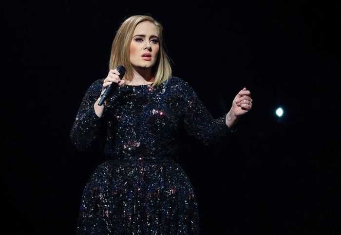  Adele từng gặp nhiều đau khổ trong chuyện tình yêu. Cô có lần chia sẻ với tạp chí Fair Lady rằng: “Khi nghĩ mình đã gặp được tình yêu của cuộc đời, mọi chuyện lại xảy ra sai thời điểm. Tôi buộc phải chấp nhận điều đó”. 