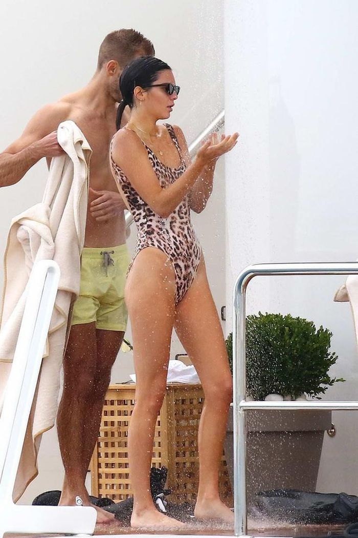 Có thể gọi Kendall Jenner là tín đồ của đồ bơi một mảnh. Nàng mẫu sở hữu nhiều thiết kế với các họa tiết, kiểu dáng khác nhau. Item cổ vuông thêm phần cá tính khi được trang trí bằng chất vải da báo. Lần này, 9X phối cùng dáng kính râm mắt mèo thời thượng. Ảnh: Celebsfirst.