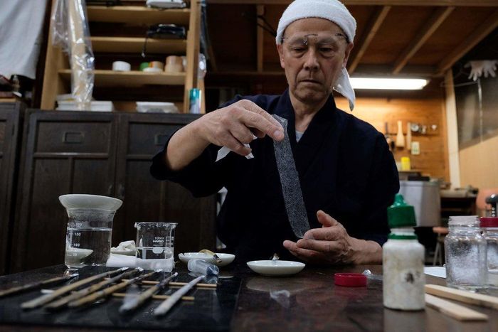  Takao Makino, chủ bảo tàng Kibi, Nhật Bản đang cầm một mảnh giấy tengujo. Ảnh: Kazuhiro Nogi. 