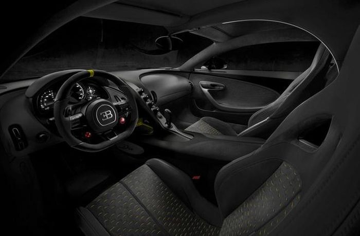  Chọn chất liệu sợi carbon mới cho nội thất Bugatti Divo thường mất 1 năm hoàn thành. 