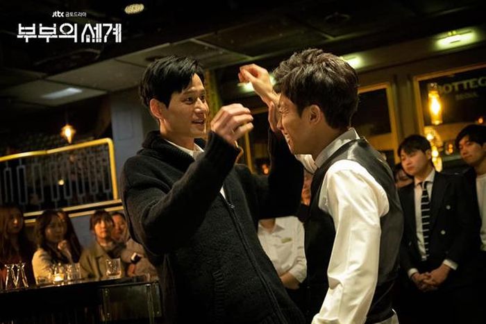 Tae Oh và Son Je Hyuk (Kim Young Min) khi thực hiện cảnh quay uống rượu trong quán bar