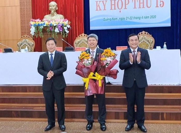 Lãnh đạo tỉnh Quảng Nam tặng hoa chúc mừng ông Hồ Quang Bửu