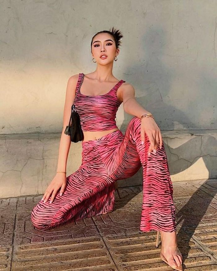 Tường Linh ''chơi trội'' với bộ đồ matchy-matchy, không chỉ bao phủ bởi sắc hồng mà còn có họa tiết vằn vện. Crop top và quần ống rộng cap cao là cặp đôi hoàn hảo, giúp người đẹp phô diễn eo thon và các ''điểm vàng'' cơ thể.