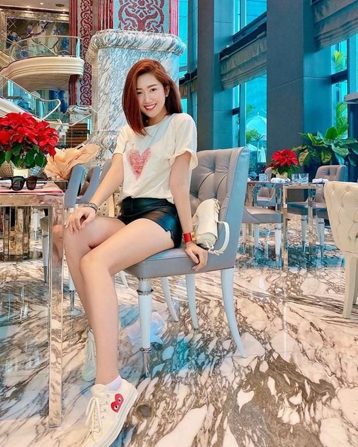 Hết cách ly, Thúy Ngân tự tin đi hẹn hò, ngắm quá xá. Ngôi sao ''Gạo nếp gạo tẻ'' mặc áo thun và quần shorts da, điểm trang giày thể thao của Commes Des Garcons cùng vòng tay Hermès.