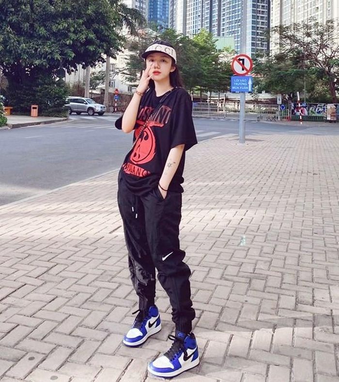 Phương Ly ''chất lừ'' với set đồ in đậm phong cách Hip Hop. Cô nàng kết hợp áo thun Moschino phom rộng với quần jogger, mang mũ Gucci và giày Nike khỏe khoắn đi dạo phố sau những ngày cách ly xã hội.