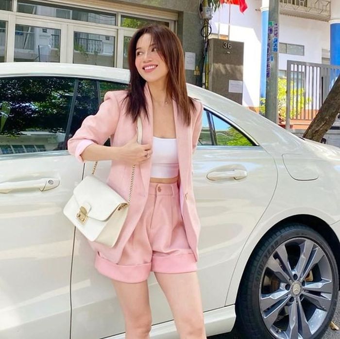 Sắc hồng cũng được Sĩ Thanh lăng xê với bộ suit màu pastel, kết hợp crop top gợi cảm. Set đồ ngập tràn màu phấn còn giúp mỹ nhân showbiz Việt thêm phần duyên dáng, ngọt ngào.