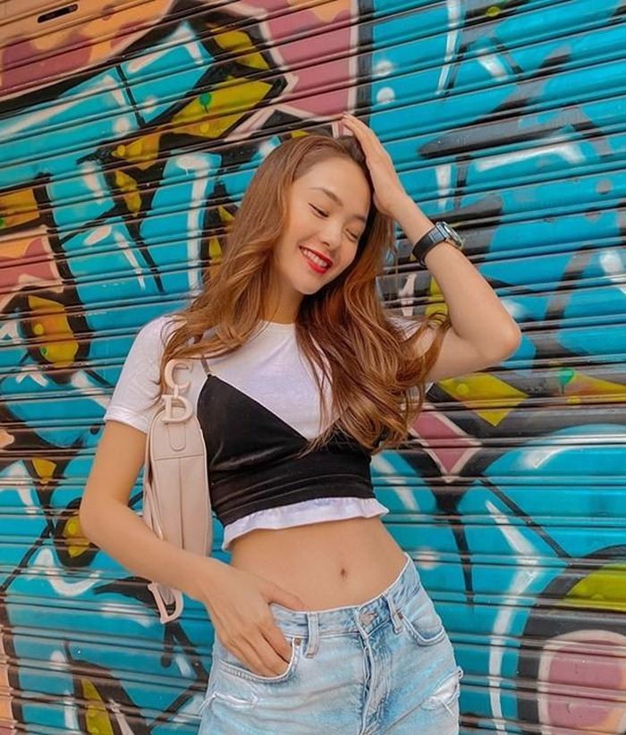 Nhờ layer crop top và quần jeans, Minh Hằng đã phô trọn vòng eo ''con kiến'' đáng ngưỡng mộ ở tuổi 33. Nữ ca sỹ còn biến túi Dior thành thiết kế quai ngắn theo đúng ''hot trend'' mùa Hè.