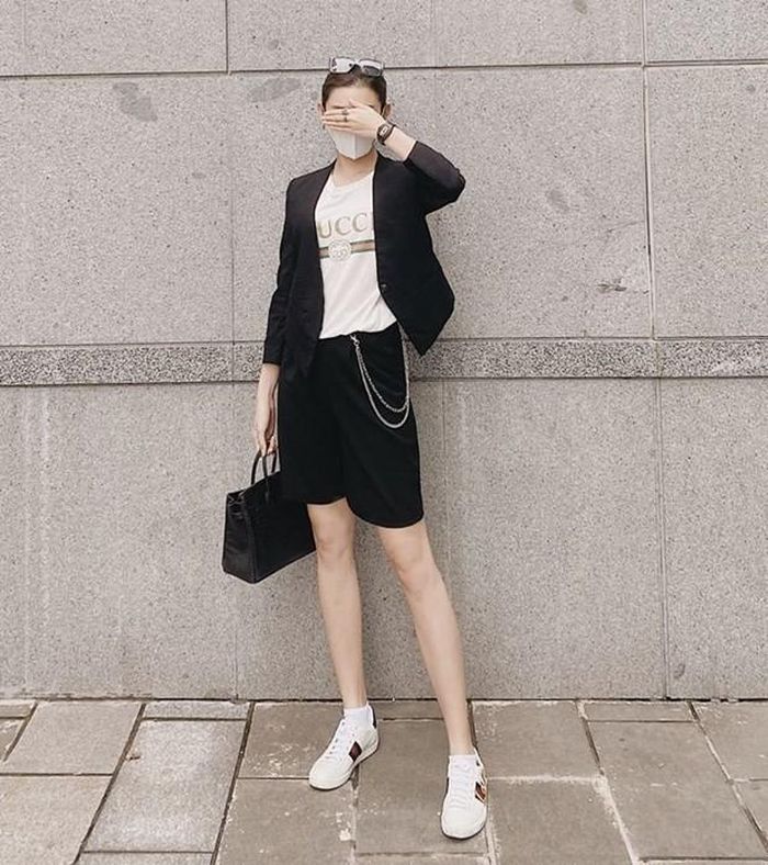 Quần bermuda và blazer dáng ngắn là biến tấu thú vị, được Huyền My mix ngẫu hứng với áo thun Gucci xuống phố. Á hậu nổi bật với vẻ ngoài năng động khi mang giày sneakers song cũng không kém phần sang trọng nhờ xách túi Hermès đắt giá.