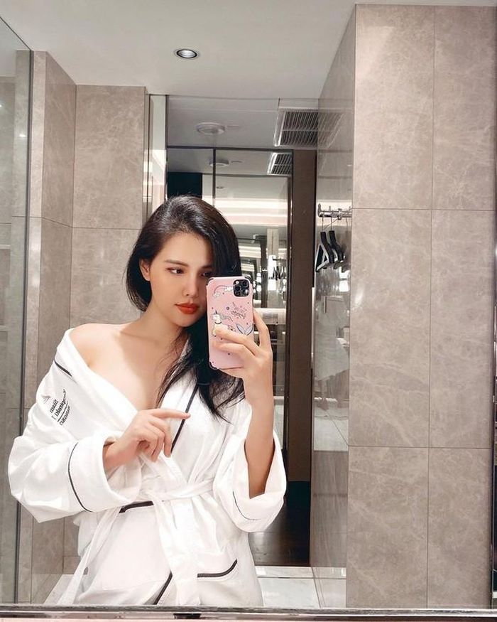Bên dưới phần bình luận, bạn bè, người hâm mộ của diễn viên Phanh Lee tỏ ra vô cùng bất ngờ trước thông tin này. Trong khi MC Thu Hoài bình luận "Kinh" thì hậu vệ Đoàn Văn Hậu tỏ thái độ nghi ngờ "Điêu".