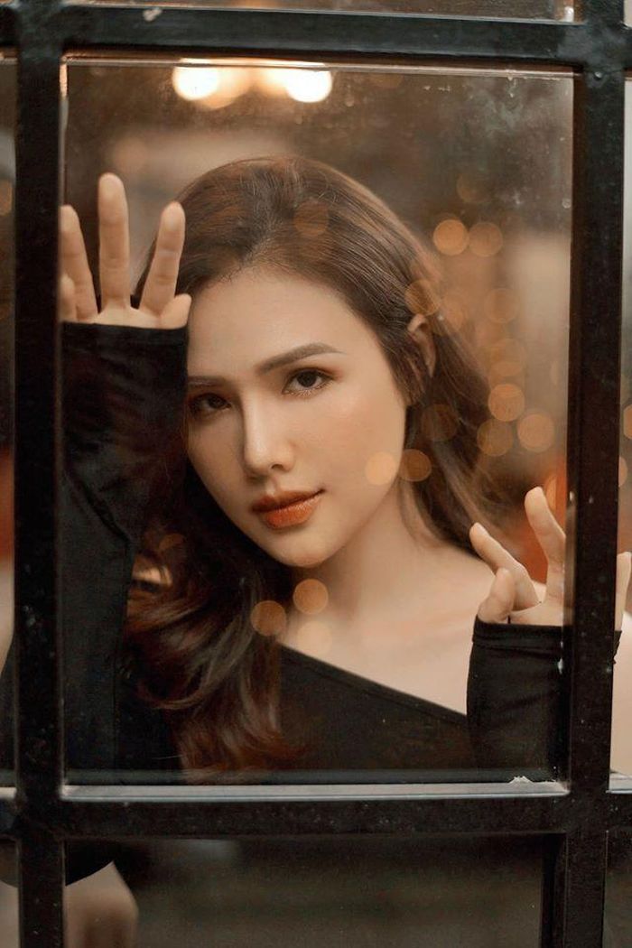 Nữ diễn viên sở hữu ngoại hình cực kỳ xinh đẹp, với sống mũi cao, khuôn miệng rộng và đôi mẳt sâu cực kỳ Tây.