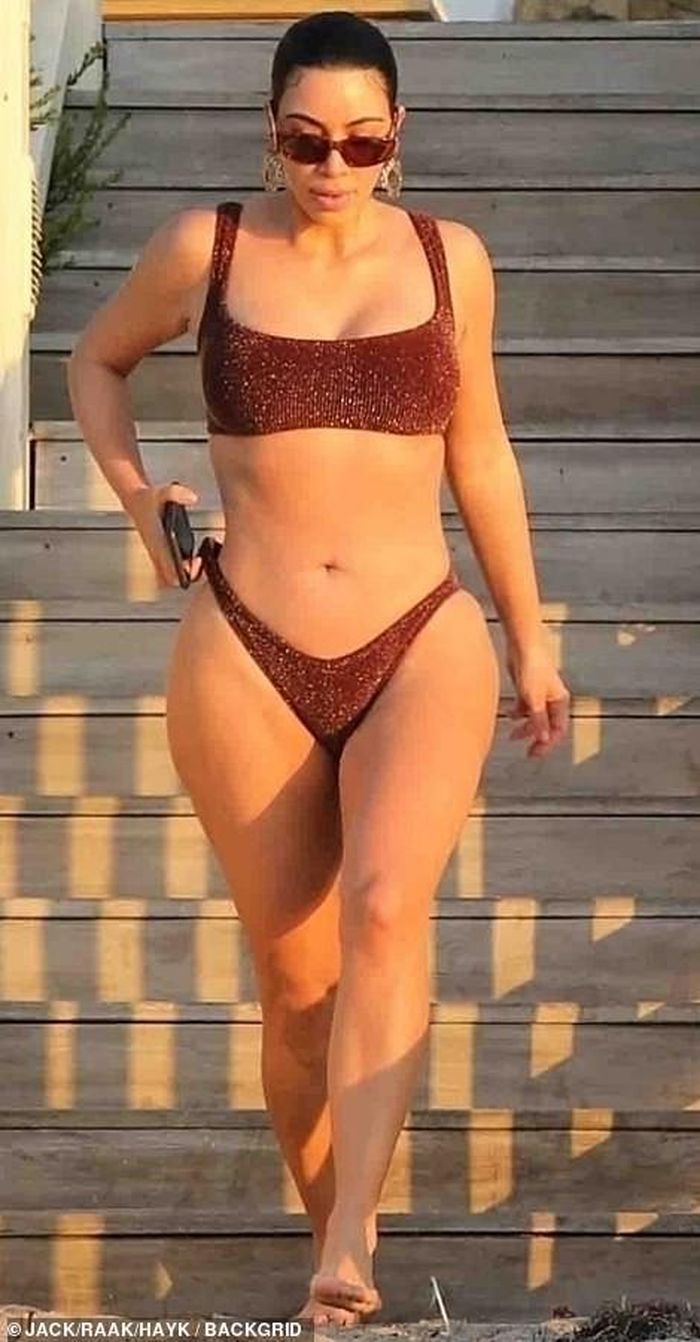 Vợ rapper tỷ phú Kanye West được trông thấy mặc bikini nhỏ xíu, khoe thân hình săn chắc, nuột nà và đường cong đồng hồ cát trứ danh.