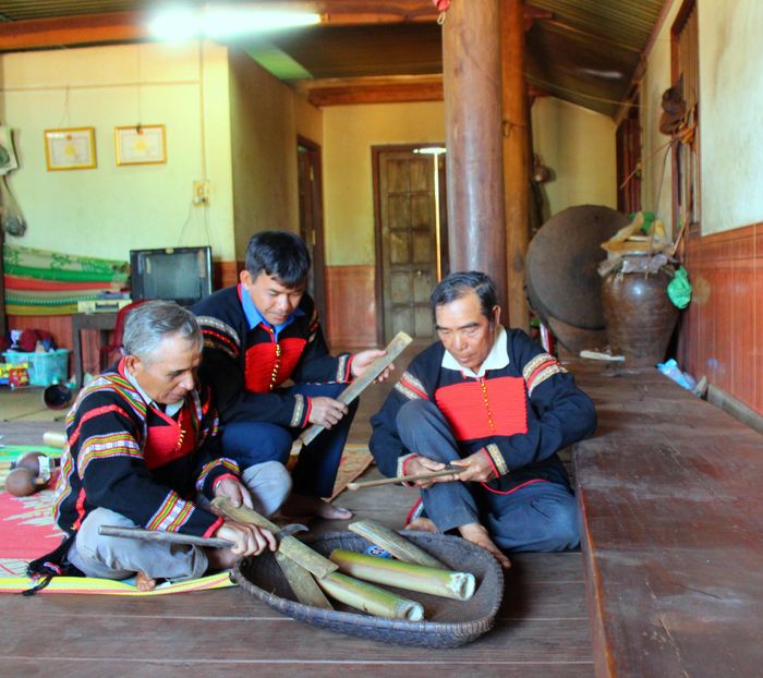 Để chế tác được một bộ ching kram rất kỳ công, cây tre chặt về phơi khô khoảng 2 tháng. Độ dài mỗi ống tre dao động từ 29 – 45 cm. Các ống tre được bịt kín một đầu giữ nguyên mắt, đầu còn lại gọt giũa để tạo âm thanh. Đi theo mỗi ống tre là một thanh tre già.