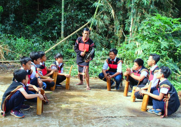 Chiêng tre có một vị trí đặc biệt trong đời sống văn hóa của cộng đồng Ê Đê bởi sự đơn giản trong diễn tấu và vật liệu dễ kiếm tìm. Đây là một sáng tạo nghệ thuật trong kho tàng nhạc cụ của người Ê Đê, dùng để diễn tấu trong nghi lễ truyền thống của buôn làng.
