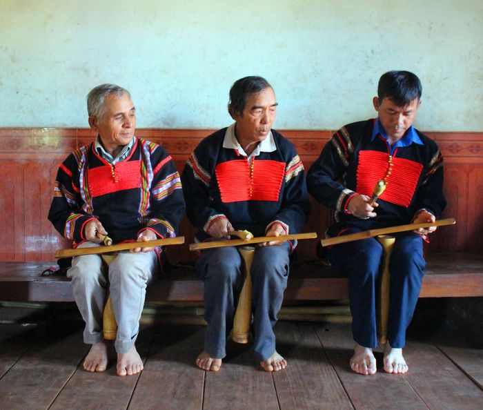 Theo nghệ nhân Y Môi Mlô (buôn Drăh, xã Cư Né, huyện Krông Búk, Đắk Lắk), khi diễn tấu, người đánh kẹp ống tre vào 2 mặt đùi, đặt thanh tre già nằm ngay phía trên miệng ống, một đầu kê trên đùi một đầu đỡ bằng lòng bàn tay trái. Tay phải cầm khúc cây làm dùi gõ vào giữa thanh tre. Mỗi chiếc ching kram có âm sắc, giai điệu với cung bậc riêng, khi tất cả cùng vang lên sẽ tạo nên một dàn hợp xướng. Hầu hết những người đánh chiêng đồng giỏi đều biết đánh và biểu diễn thuần thục chiêng tre. Cũng như chiêng đồng, nghệ thuật chỉnh chiêng tre cũng đòi hỏi người nghệ nhân phải có một đôi tai thẩm âm thật tốt và đôi tay khéo léo. Tùy theo độ lệch của âm cao hay thấp mà nghệ nhân cắt ngắn hay gọt bớt miệng ống.