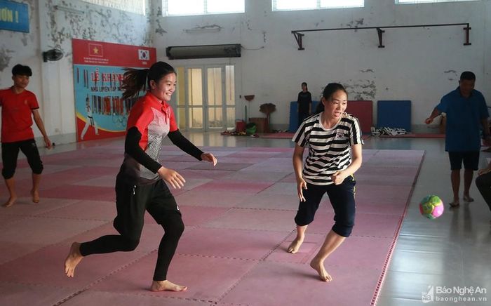Tập "chay" suốt một thời gian dài mà không được thi đấu dễ ảnh hưởng đên tâm lý của các VĐV và những giây phút giải lao như thế này là hết sức quý giá. Ảnh; Trung Kiên