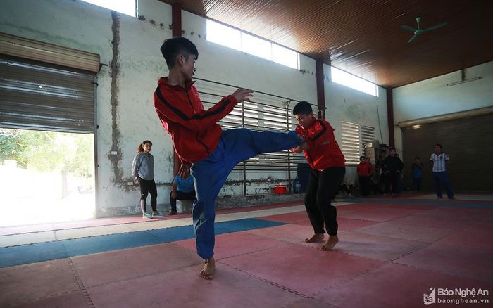 Không khí tập luyện tại bộ môn Pencak Silat cũng không kém phần hăng say. Đa số các bộ môn đều duy trì 2 buổi tập luyện, sáng sớm trước giờ đi học văn hóa và buổi chiều từ 15h00 đến 17h30. Ảnh: Trung Kiên