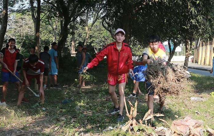 "Phương pháp tập luyện" này chắc chắn không có trong giáo án nhưng cũng sẽ khiến cho các em có được những phút giải lao bổ ích và ý thức bảo vệ môi trường. Ảnh: Trung Kiên