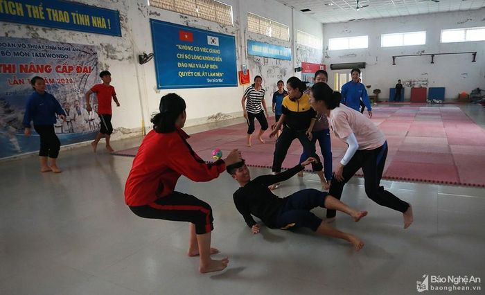 Sau những ngày căng sức tập luyện, HLV Đặng Đình Hưng đã cho các VĐV của mình giải trí bằng những môn giải trí như bóng ném, bóng hơi. Ảnh: Trung Kiên