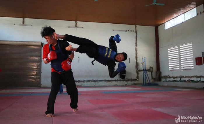 Cùng một huấn luyện viên hướng dẫn và một khu tập luyện là những VĐV môn võ Vovinam với những đòn đánh bắt mắt. Ảnh: Trung Kiên