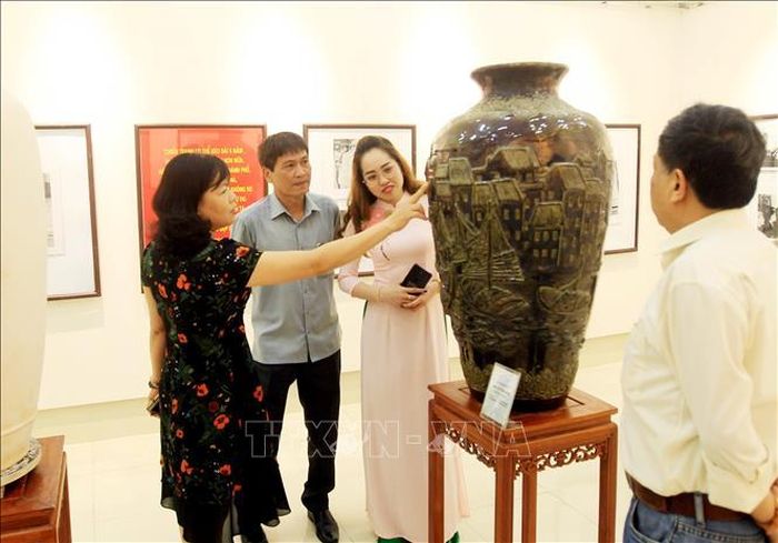 Khách tham quan phòng trưng bày Gốm phù điêu Hải Phòng. Ảnh: An Đăng/TTXVN