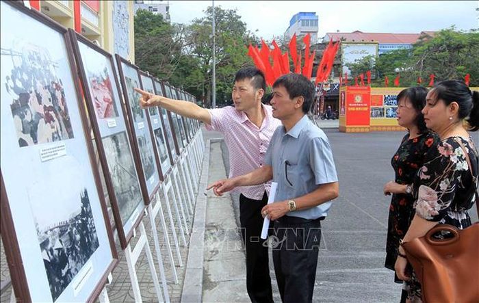 Khách tham quan triển lãm ảnh. Ảnh: An Đăng/TTXVN