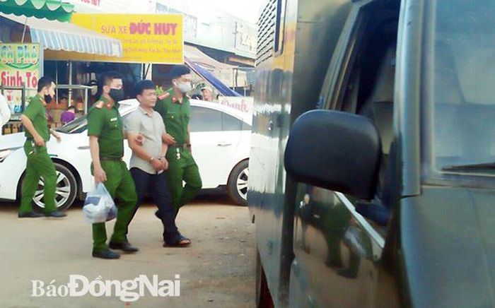Sau khi khám xét công an dân giải Tuấn ra xe