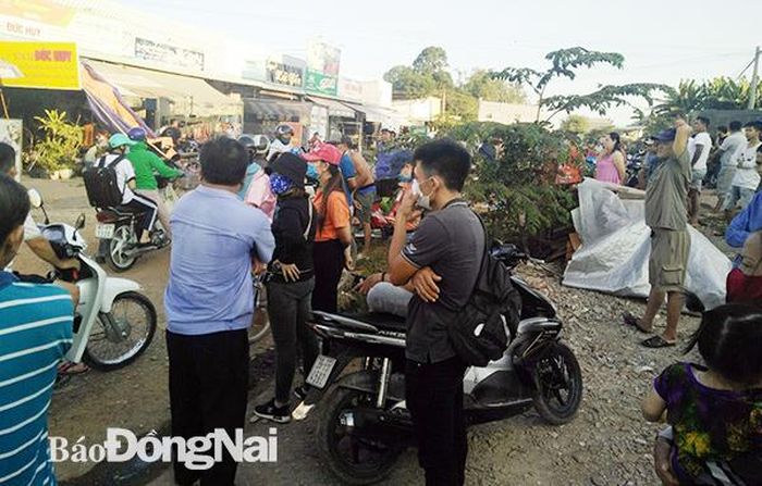Rất đông người dân hiếu kỳ theo dõi việc công an khám xét nhà đối tượng