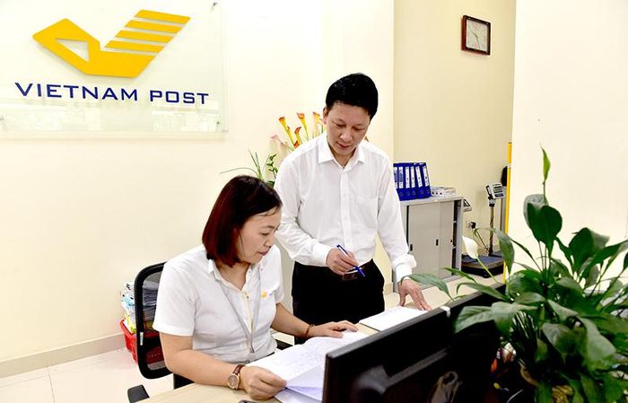 Giám đốc Nguyễn Xuân Hùng trao đổi nghiệp vụ với nhân viên.