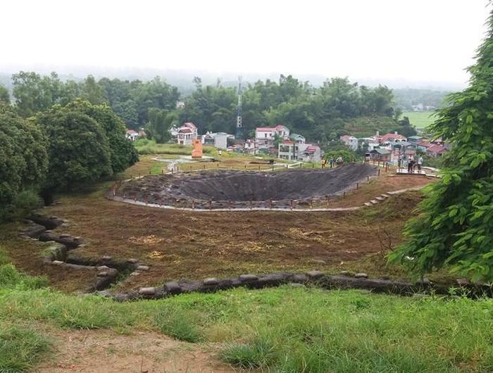  Hố đất rộng do khối bộc phá gần một ngàn cân tạo ra trên Đồi A1 