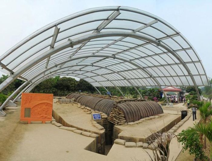  Hầm chỉ huy tướng Đờ Cát được gia cố cẩn thận để chống lại sự tàn phá của thời gian, quân đội ta đã đánh chiếm liên tục trong vòng 55 ngày đêm, rất nhiều chiến sĩ đã anh dũng hy sinh mới có thể chiếm được hầm Đờ Cát 