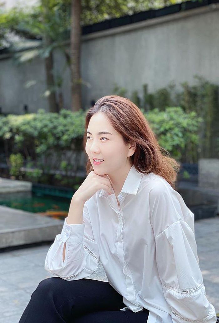 Trước đó, Mai Ngọc từng chia sẻ một góc bình yên khác tại nơi cô sống. Cô viết: "Hoa vẫn hồng trước sân nhà tôi. Hôm nay xuống nhà ngồi hít thở, không khí trong lành và yên tĩnh một cách kỳ lạ. Covid-19 cũng mang đến những góc nhìn mới về cuộc sống".