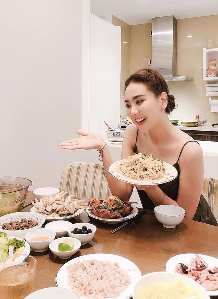 Thỉnh thoảng, Mai Ngọc cũng "khoe" khéo những bữa cơm gia đình do cô tự tay chuẩn bị. Mai Ngọc kết hôn vào năm 2016 và hiện có cuộc sống hạnh phúc bên mối tình hơn 10 năm. Tuy nhiên, cô khá kín tiếng, hiếm khi đăng ảnh ông xã trên trang cá nhân.