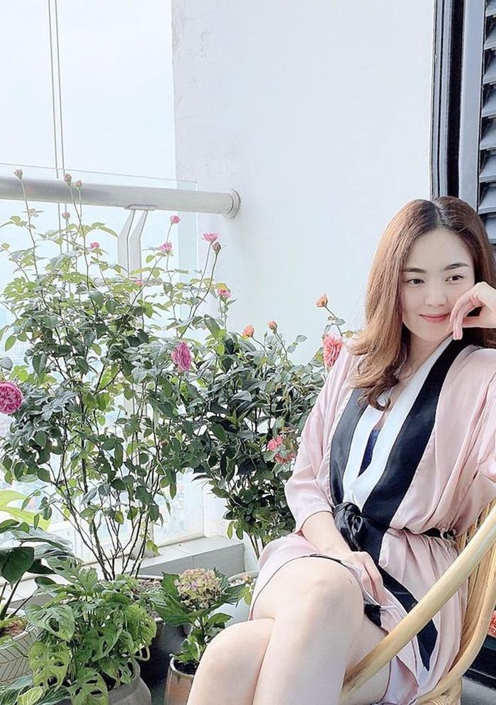 Mới đây, "cô gái thời tiết" Mai Ngọc chia sẻ những góc yêu thích trong căn nhà của mình. Trong đó, nhiều người chú ý khu vực ban công với rất nhiều hoa và cây xanh như hoa hồng, cẩm tú cầu, bàng Singapore... Biên tập viên của VTV tâm sự: "Chung cư mọc lên như nấm, người trẻ rủ nhau ở chung cư vì tiện đủ thứ, an ninh, để xe cộ và view thoáng. Rồi đùng cái Covid-19 đến, chẳng ai nghĩ cuộc đời mình lại có những ngày như phim, cách ly ở nhà gần 30 ngày, không cafe, không đường phố, không phòng tập, không công viên. Lúc đó mới thấy có một vườn cây tại nhà giá trị như thế nào...".