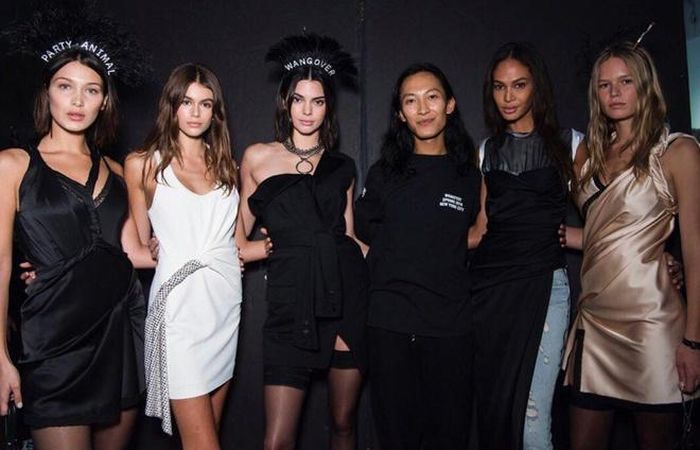  Alexander Wang là một trong những nhà thiết kế quyết định không tham gia các tuần lễ thời trang hàng năm. 