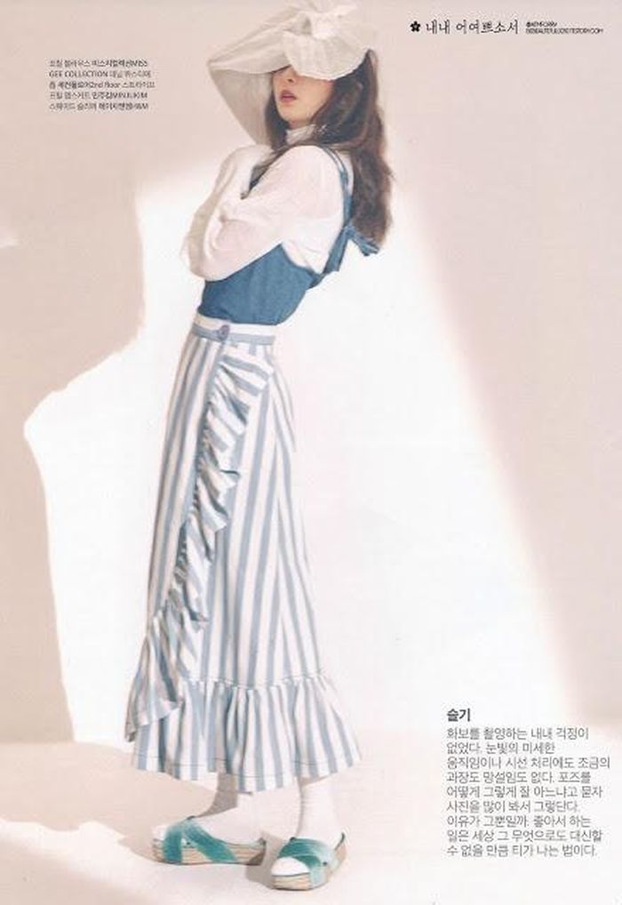 Đời thường, gu thời trang của Seulgi khiến nhiều người ấn tượng bởi cô biết cách cân bằng giữa nét cổ điển và phong cách sang chảnh. Sở hữu vóc dáng nhỏ nhắn, 9X hay phối đồ cũng suit dáng rộng, quần jeans bó sát và giày sneaker. Ảnh: Theqoo.