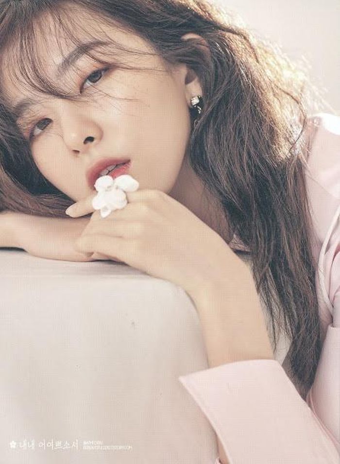Từ khi ra mắt đến nay, Seulgi luôn được người hâm mộ dành nhiều lời khen cho vẻ đẹp lạ. Các đường nét của cô khác xa với chuẩn mực về cái đẹp của người Hàn Quốc. Tuy nhiên, nó vẫn thu hút lạ thường. Ảnh: Pinterest, Theqoo.
