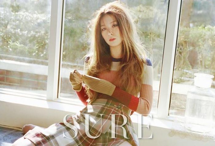  Đôi mắt biết diễn của Seulgi từng gây ấn tượng trên khắp các sân khấu. Trước ống kính, nó bất ngờ tỏa sáng khiến nữ ca sĩ thể hiện phong cách theo lối riêng, mê hoặc hơn. Ảnh: Kpop Fans. 