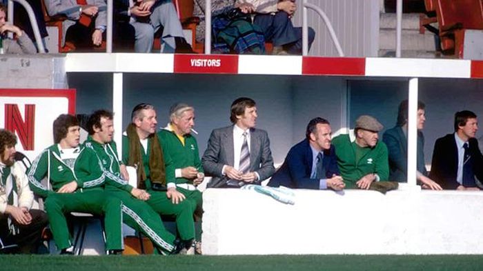 HLV Celtic Bill McNeill và HLV Aberdeen Alex Ferguson trong khu kĩ thuật ở Pittodrie năm 1978