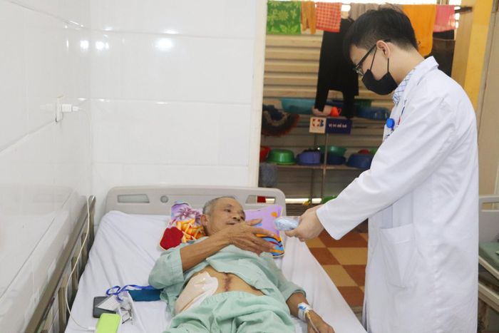 Bác sỹ phát khẩu trang cho bệnh nhân ung thư