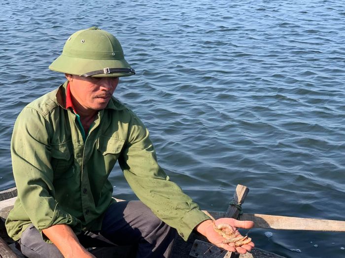 Tôm chết hàng loạt khiến cuộc sống người dân vốn đã khó khăn nay lại càng thêm chật vật