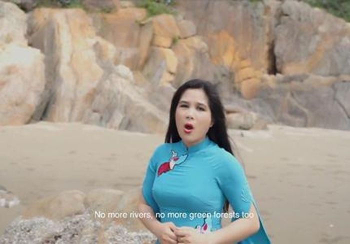 Ca sỹ Bùi Thu Huyền