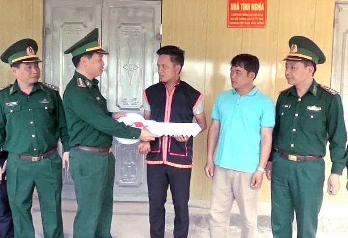 Hộ nghèo có hoàn cảnh đặc biệt khó khăn trên địa bàn xã Chung Chải, huyện Mường Nhé được nhận nhà tình nghĩa
