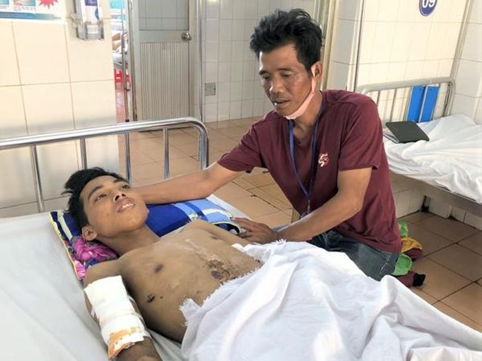 Anh Rơ Mah Xuân chăm sóc con trai tại Bệnh viện Đa khoa tỉnh. Ảnh: Đ.Y