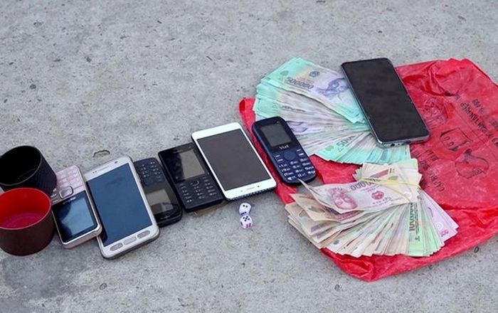 Các đối tượng và tang vật.