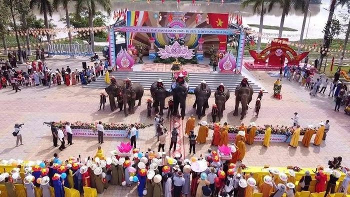 Đoàn Voi mừng Vesak 2025 tiến vào lễ đài chính ở công viên Hoa Viên, huyện Lắk